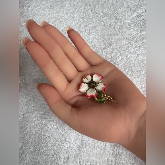 Vintage White & Red Enamel Antique Flower Brooch Pin - Picture 6 of 7